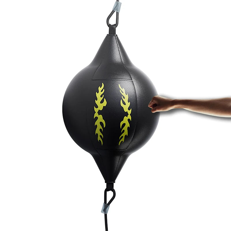 Punching ball suspendu noir avec logo de flammes jaunes.