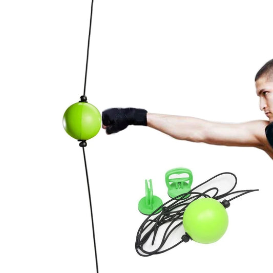 Punching ball suspendu vert avec un homme en train de frapper