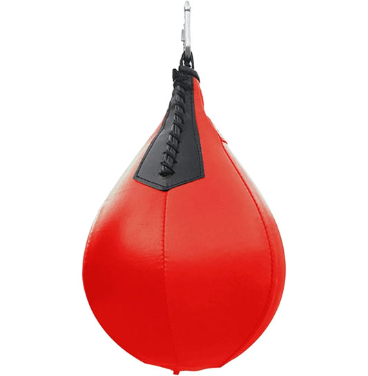Poire de boxe gonflable en PU rouge accrochée.