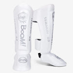 Protège tibias de boxe - blanc avec inscription Boom argentée Gingpai - Vignette | SacDeFrappe.fr