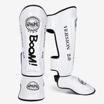 Protège tibias de boxe - blanc avec inscription Boom noire Gingpai - Vignette | SacDeFrappe.fr
