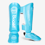 Protège tibias de boxe - bleu avec inscription Boom blanche Gingpai - Vignette | SacDeFrappe.fr