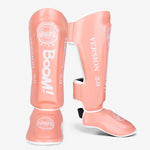 Protège tibias de boxe - orange avec inscription Boom blanche Gingpai - Vignette | SacDeFrappe.fr