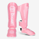 Protège tibias de boxe - rose avec inscription Boom blanche Gingpai - Vignette | SacDeFrappe.fr