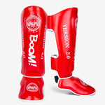 Protège tibias de boxe - rouge avec inscription Boom blanche Gingpai - Vignette | SacDeFrappe.fr