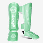 Protège tibias de boxe - vert avec inscription Boom blanche Gingpai - Vignette | SacDeFrappe.fr