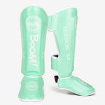 Protège tibias de boxe - vert clair avec inscription Boom blanche Gingpai - Vignette | SacDeFrappe.fr