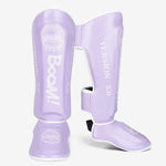 Protège tibias de boxe - violet avec inscription Boom blanche Gingpai - Vignette | SacDeFrappe.fr