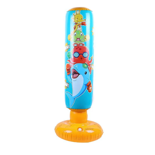 Punching ball gonflable bleu pour enfants avec des personnages animés colorés.