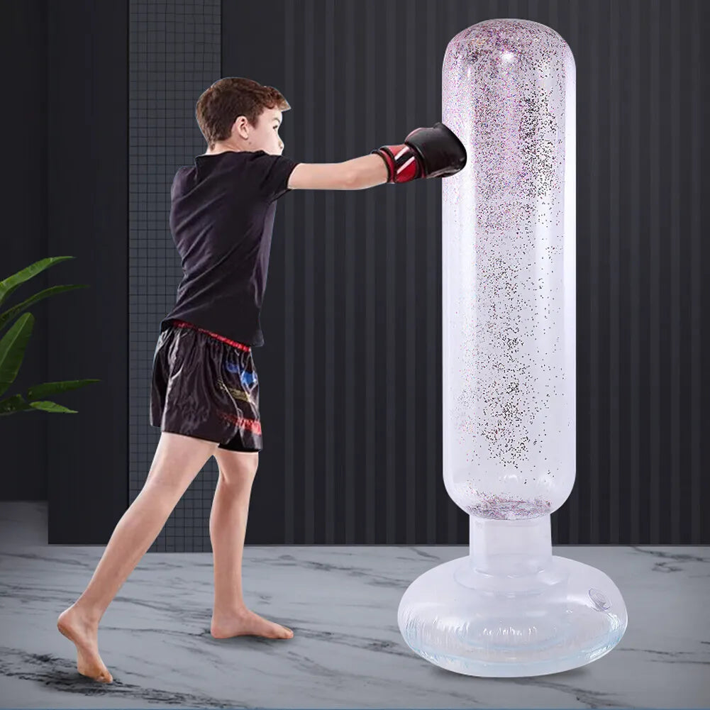 Enfant portant des gants de boxe, frappant un punching ball gonflable transparent avec des paillettes.