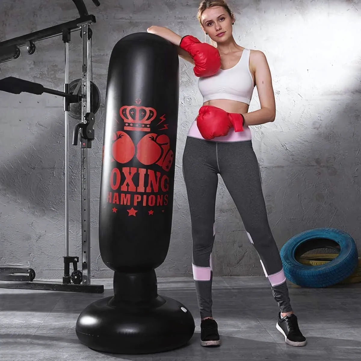 Femme posant avec le Punching Ball Gonflable Noir Boxing Champions