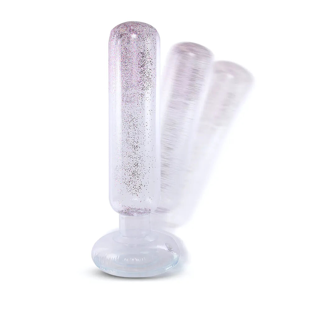 Punching ball gonflable transparent avec des paillettes en mouvement, démontrant sa flexibilité.