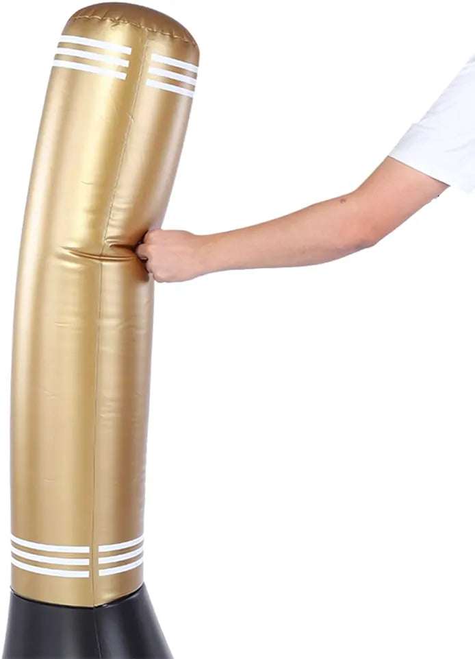 Personne frappant un punching ball gonflable doré