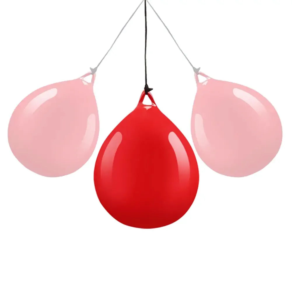 Punching ball suspendu en démonstration de mouvement.