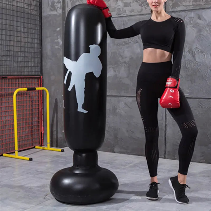 Femme s'entraînant avec un Punching Ball Multifonctionnel noir