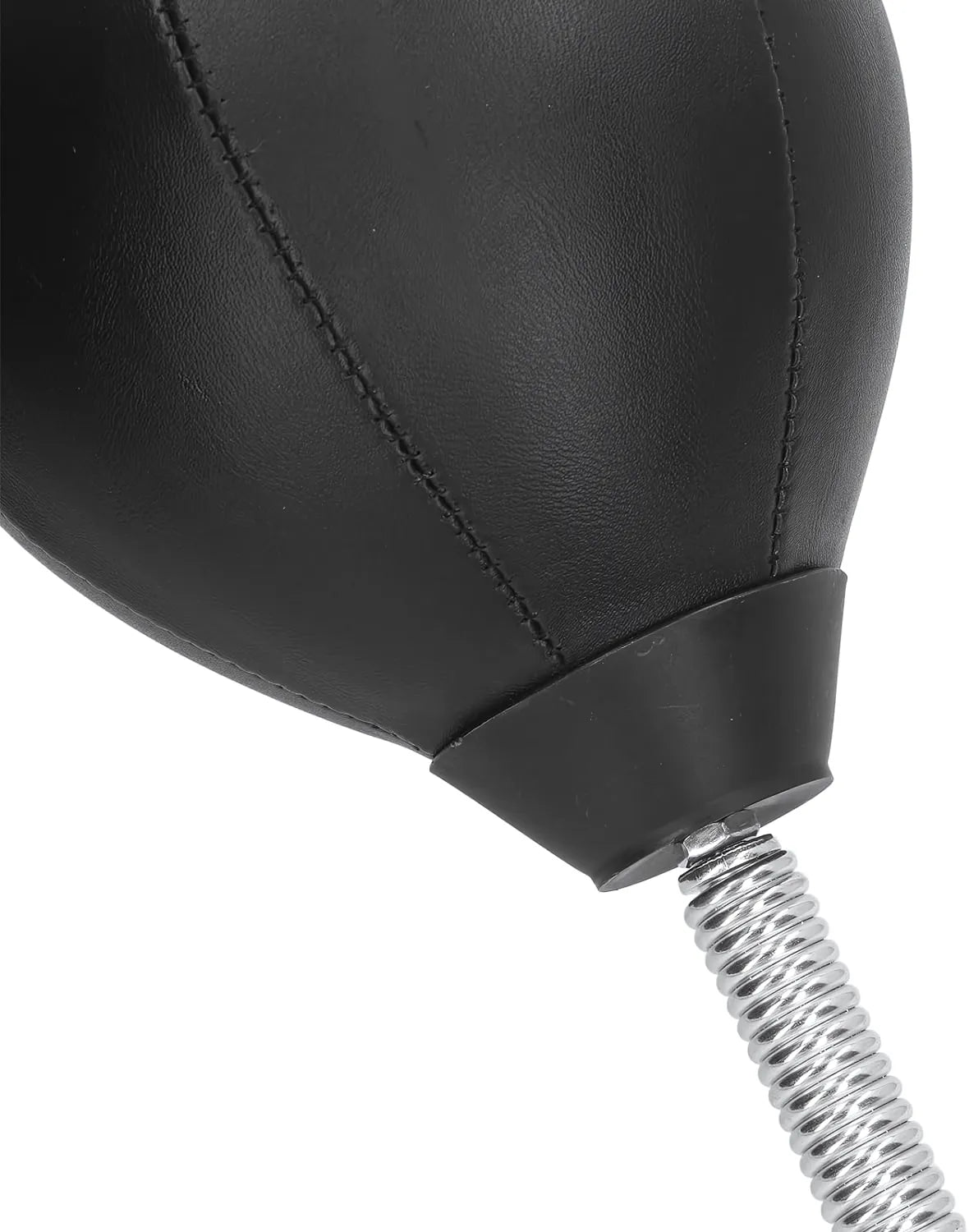 Gros plan sur le ressort métallique du punching ball de bureau noir