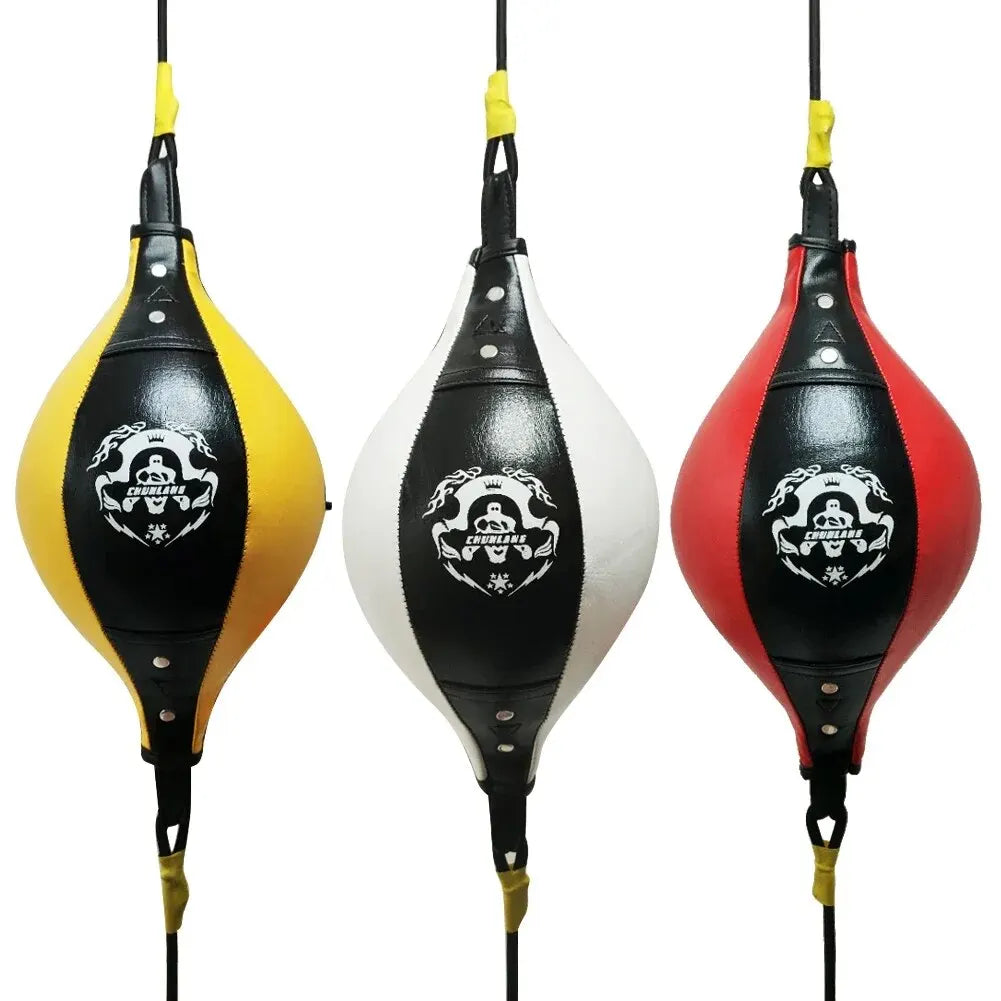 Trois punching balls suspendus en jaune, blanc et rouge avec double élastiques et logo de boxeur.