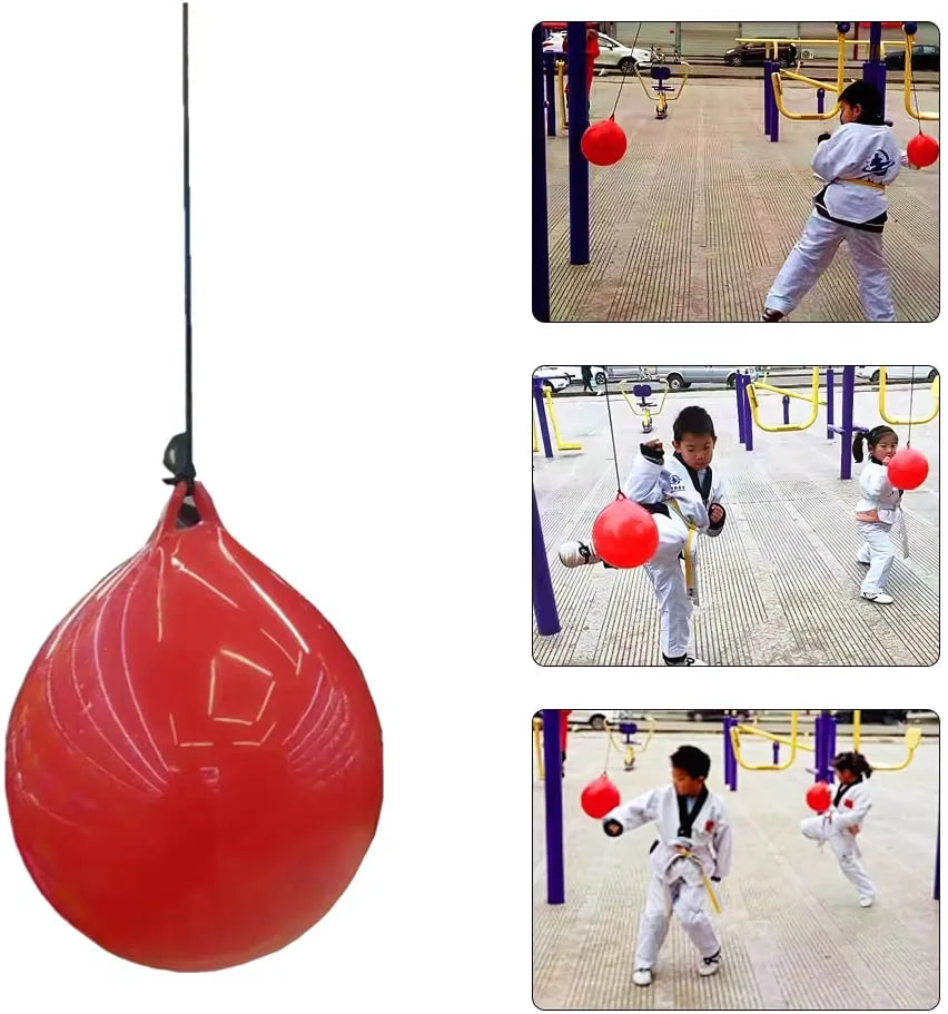 Enfants utilisant le punching ball rouge dans un espace de sport.