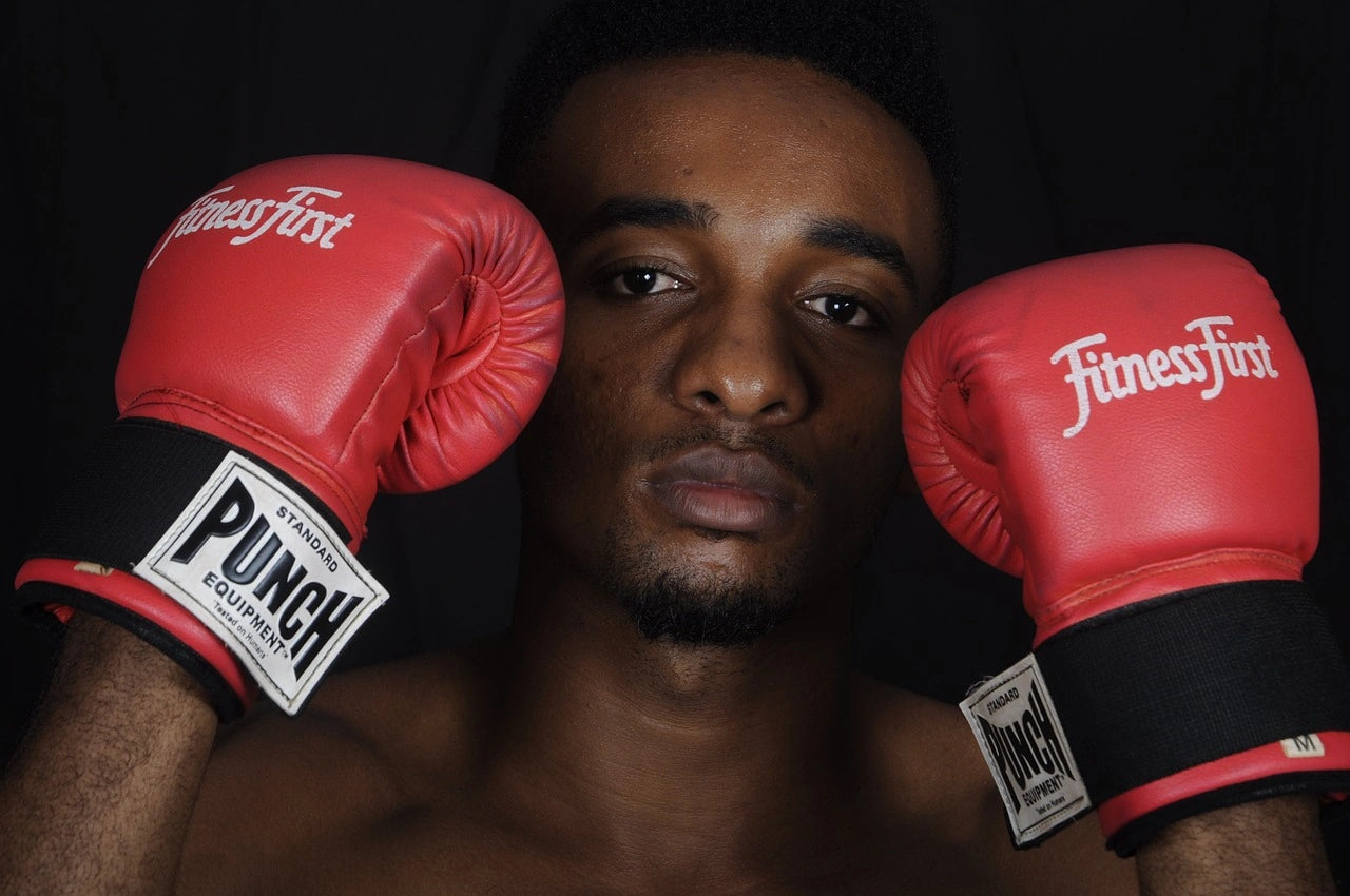 Boxeur avec des gants rouges prêts à s'entraîner.
