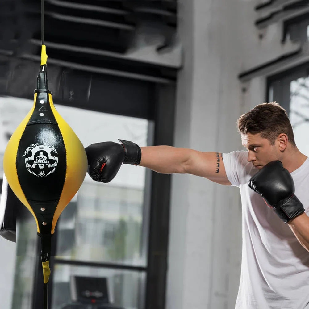 Boxeur utilisant un punching ball suspendu jaune avec double élastiques et logo de boxeur.