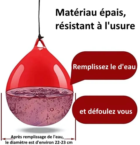 Punching ball rouge rempli d'eau, montrant la capacité et les matériaux résistants.