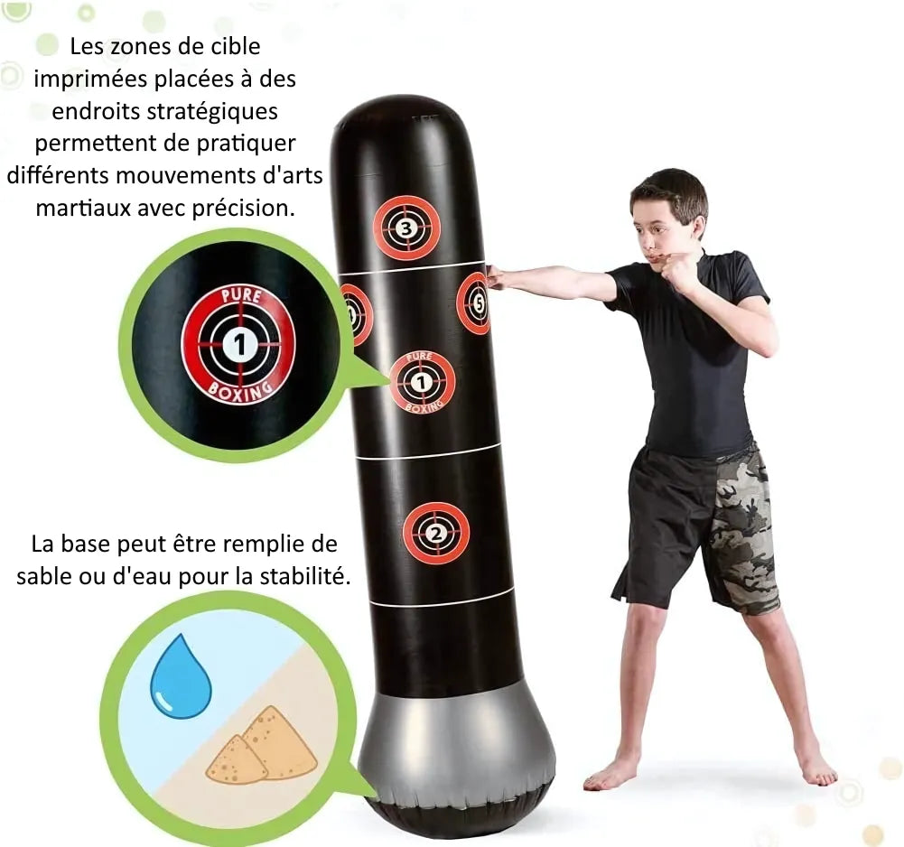 Enfant s'entraînant avec un punching ball gonflable noir avec cibles.