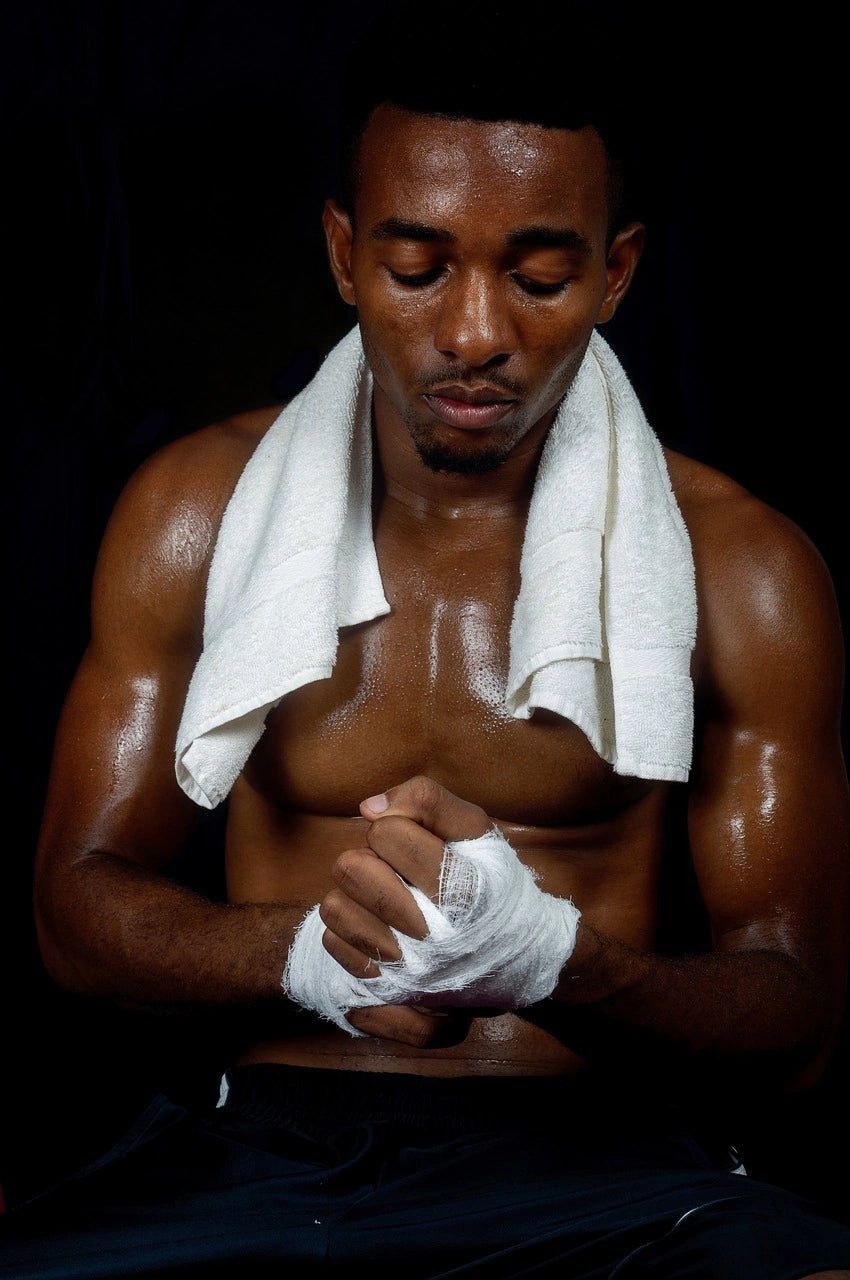 Boxeur se préparant à l'entraînement avec un punching ball suspendu.