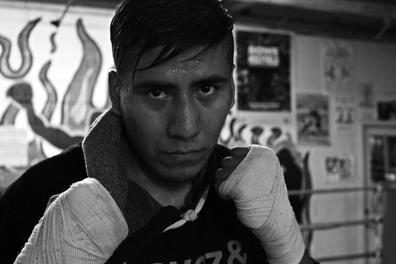 Boxeur prêt à l'entraînement dans une salle de boxe.