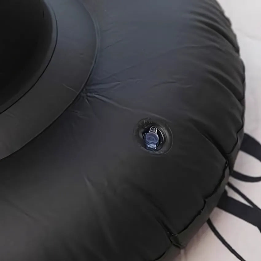 Gros plan sur la base d'un punching ball gonflable noir montrant une valve de gonflage