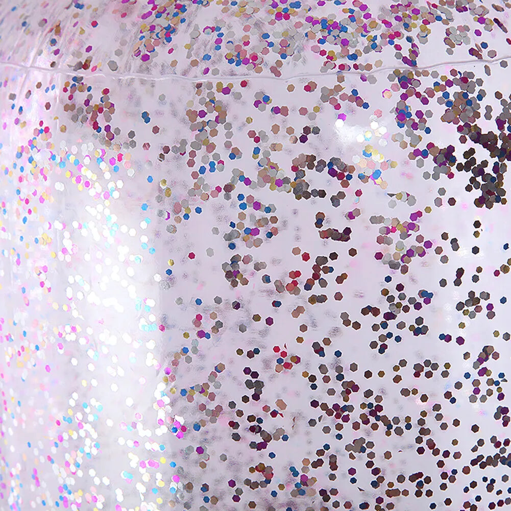 Gros plan des paillettes multicolores à l'intérieur du punching ball gonflable transparent.