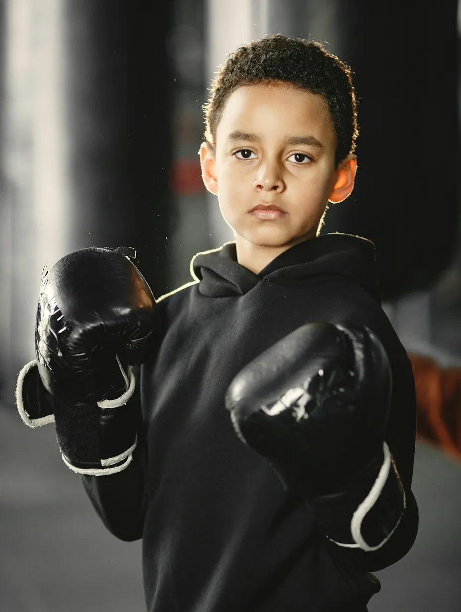 Enfant boxeur avec des gants de boxe