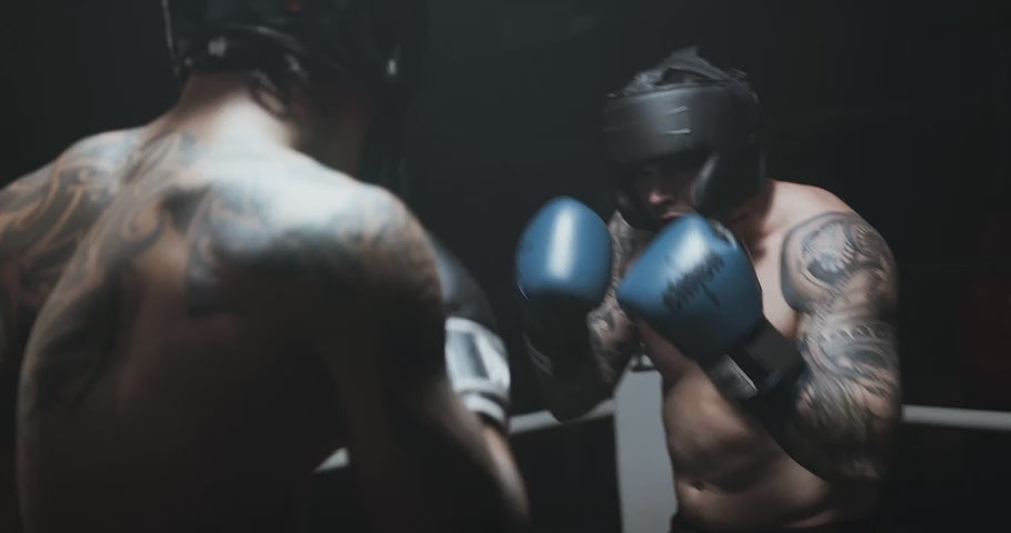 Vidéo de deux boxeurs sur un ring en train de boxer, il fait noir mais des lumières blanches scintillent.