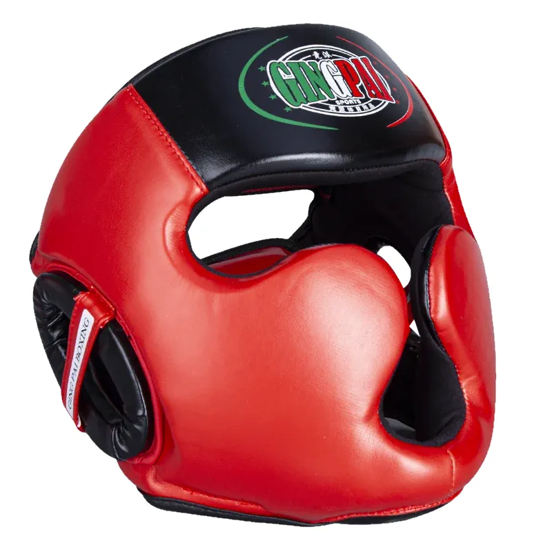 Casque MMA GINGPAI rouge et noir en cuir PU avec protection intégrale et design audacieux.