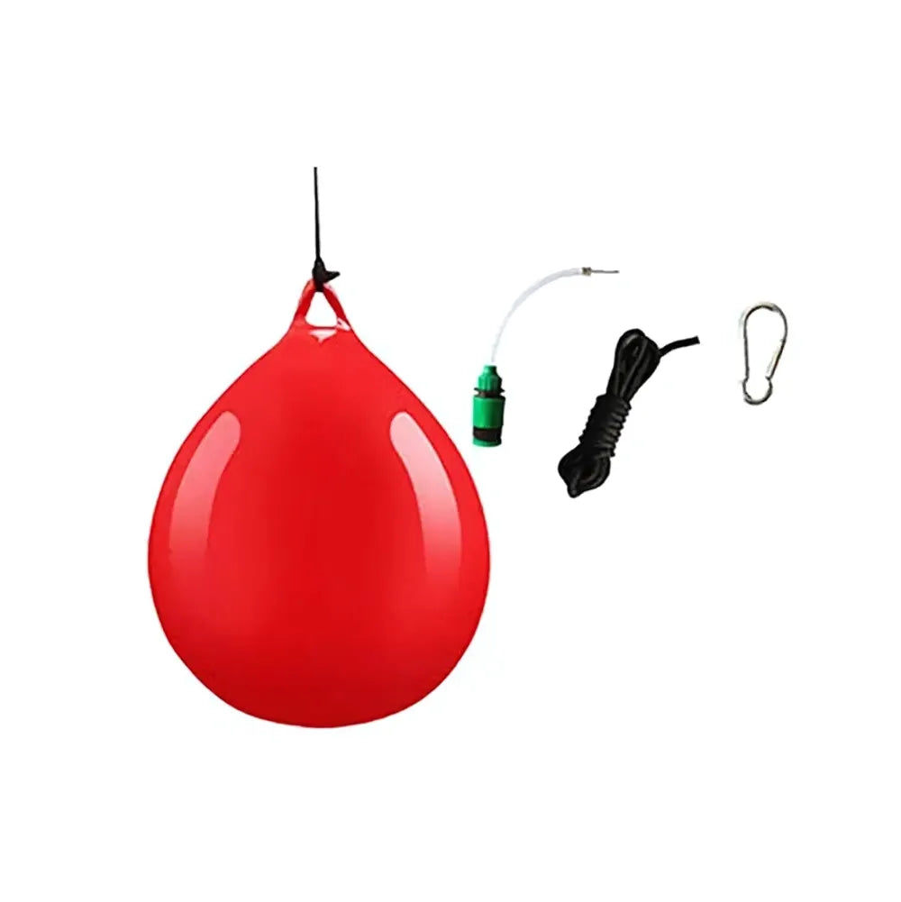 Punching ball rouge suspendu avec accessoires inclus.