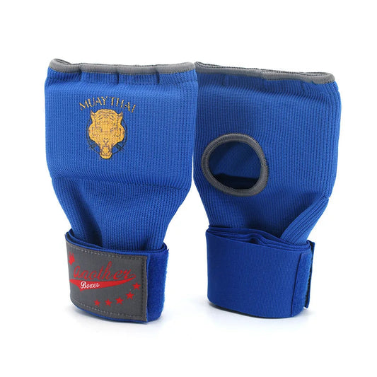 Sous-Gants de boxe gel bleu pour Muay Thai, avec logo doré et fermeture à scratch, posés à plat.