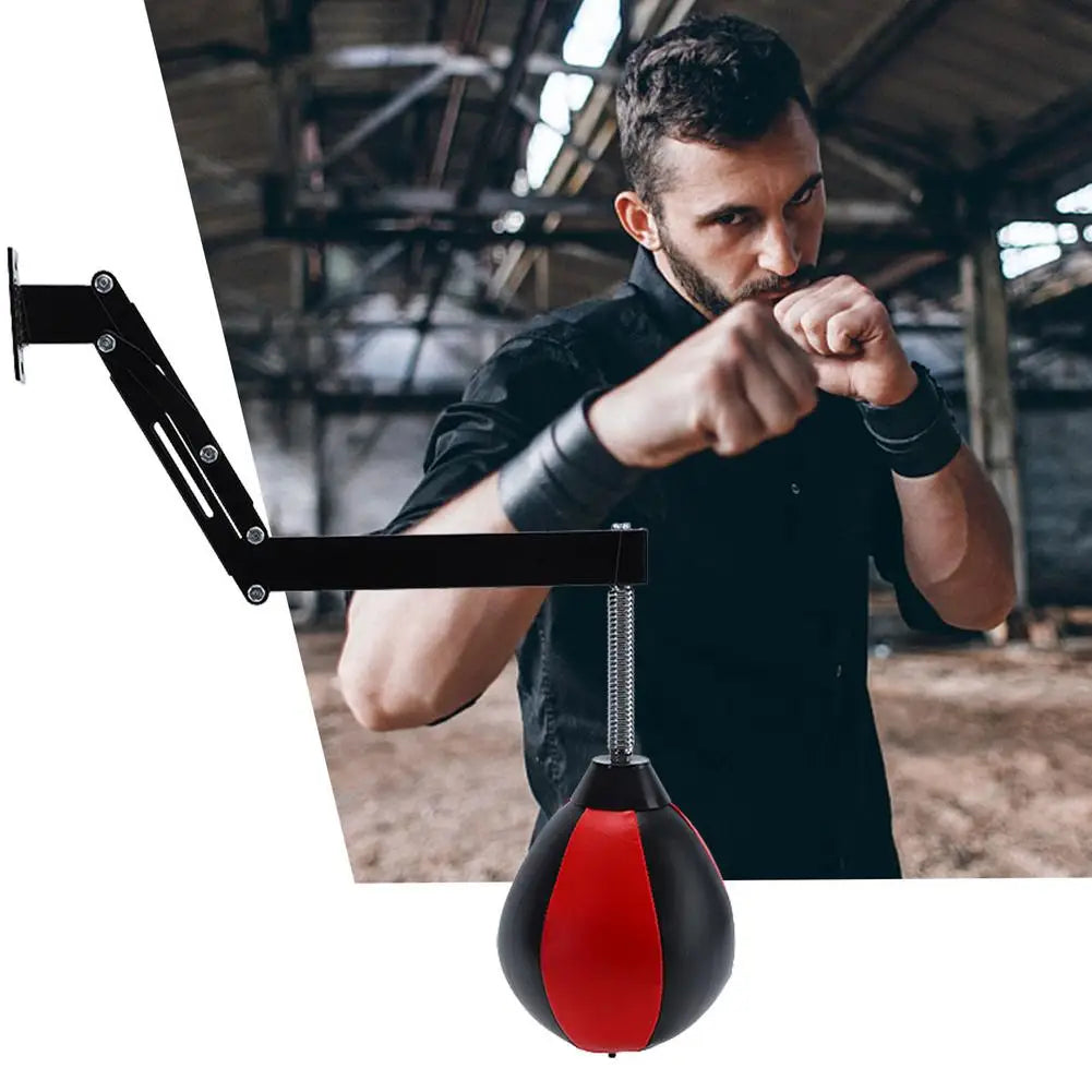 Homme s'entraînant avec un punching ball suspendu