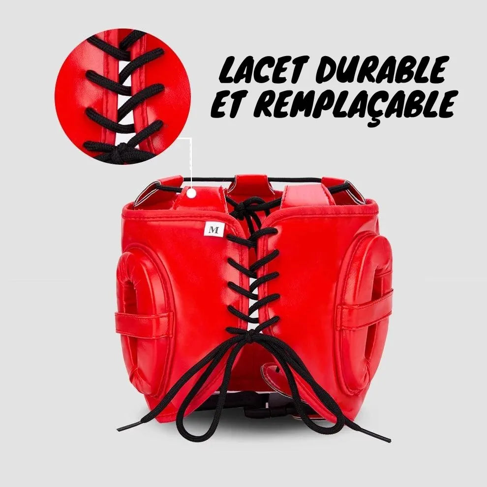 Gros plan sur les lacets ajustables d'un casque de boxe rouge, durable et remplaçable.