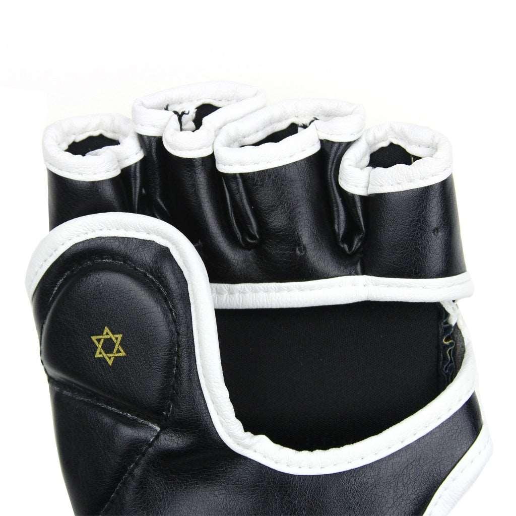 Détail des gants de MMA noirs avec inscriptions dorées, vue de la paume.