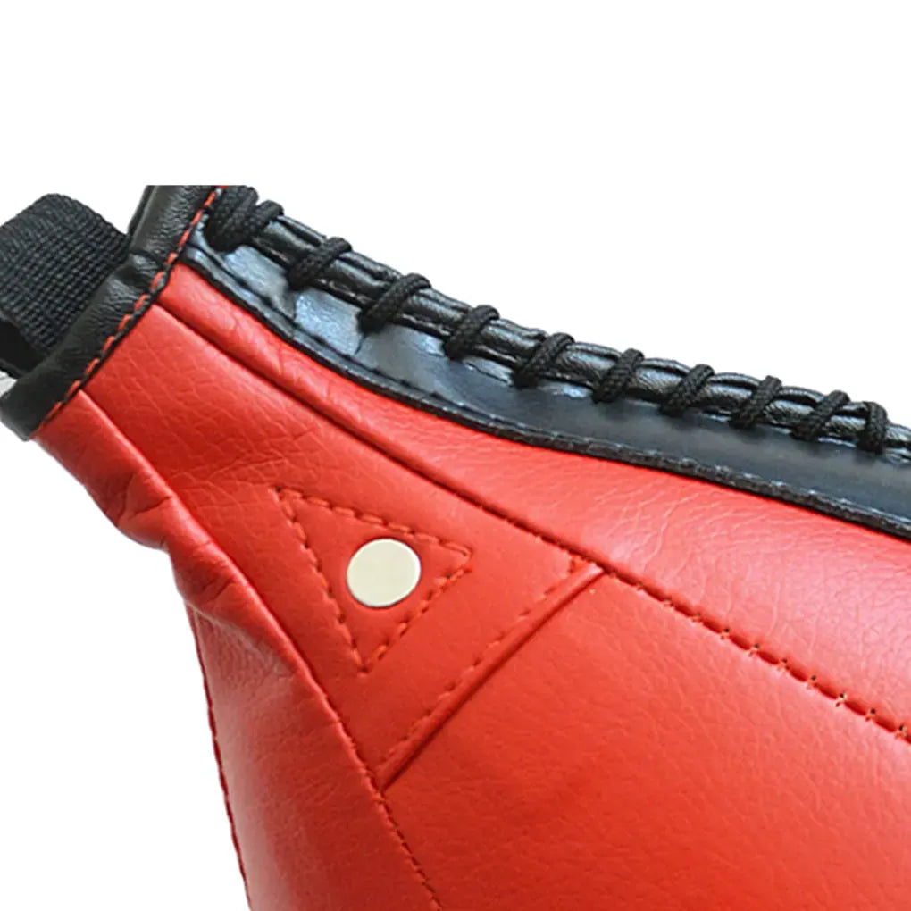 Détail du cuir et de la couture de la poire de boxe