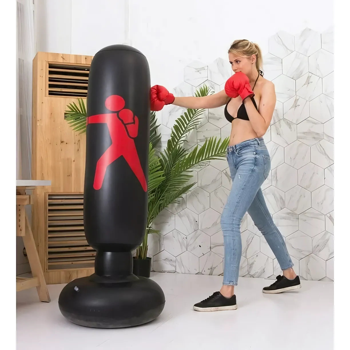 Femme s'entraînant avec un punching-ball gonflable noir