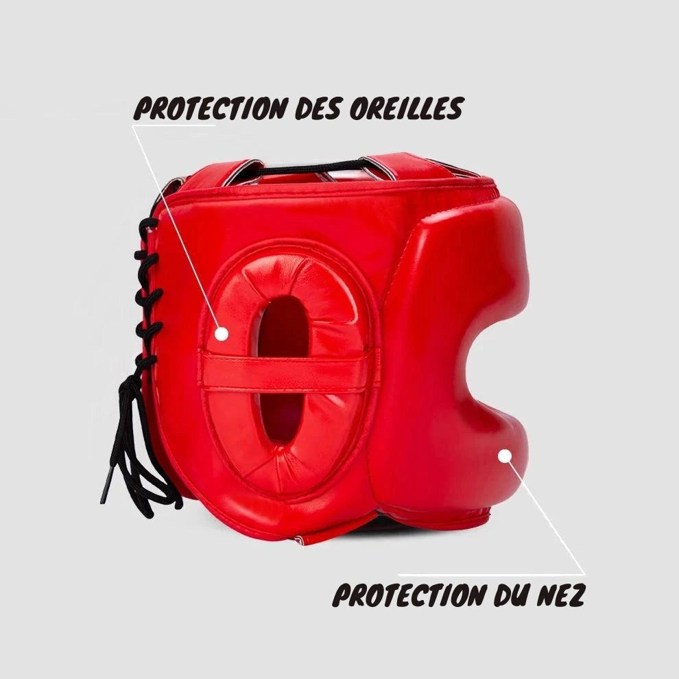 Casque de boxe rouge avec protection des oreilles et du nez.