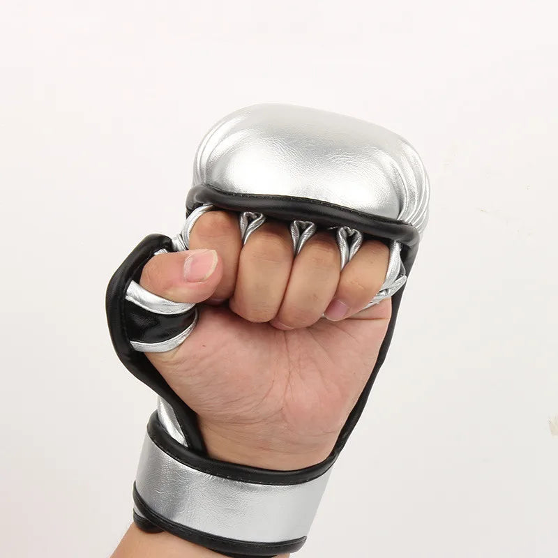 Mitaine de boxe argentée en PU, vue de la main fermée en poing.
