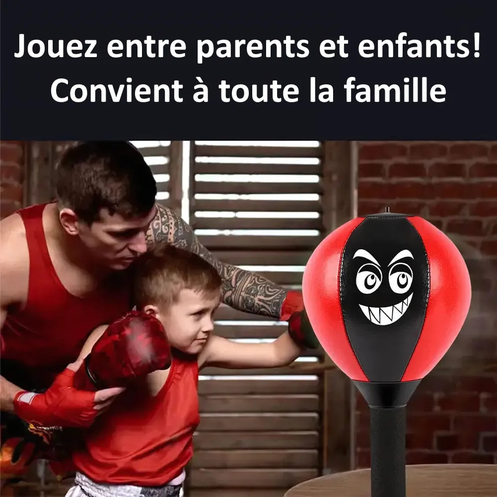 Enfant et parent jouant avec le punching ball
