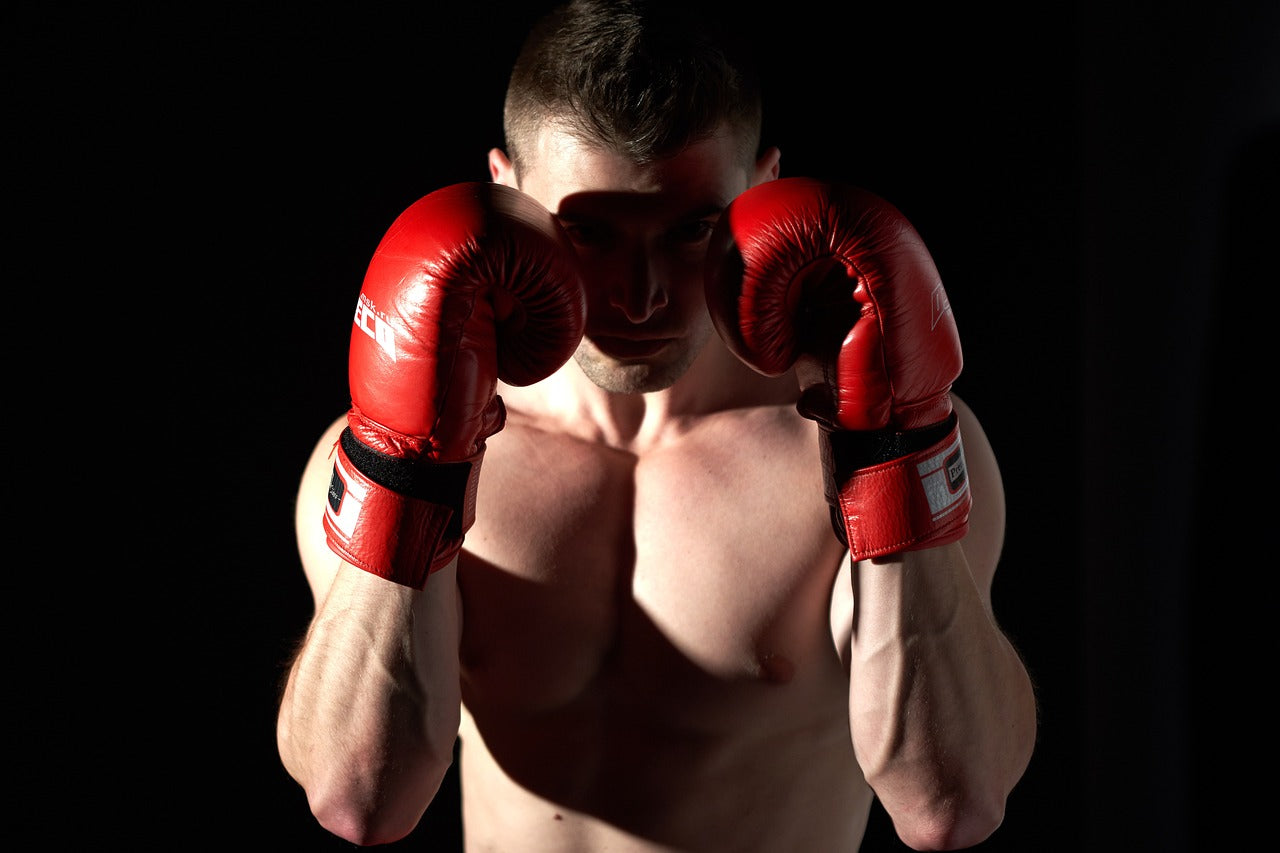Boxeur utilisant des gants de boxe rouges.