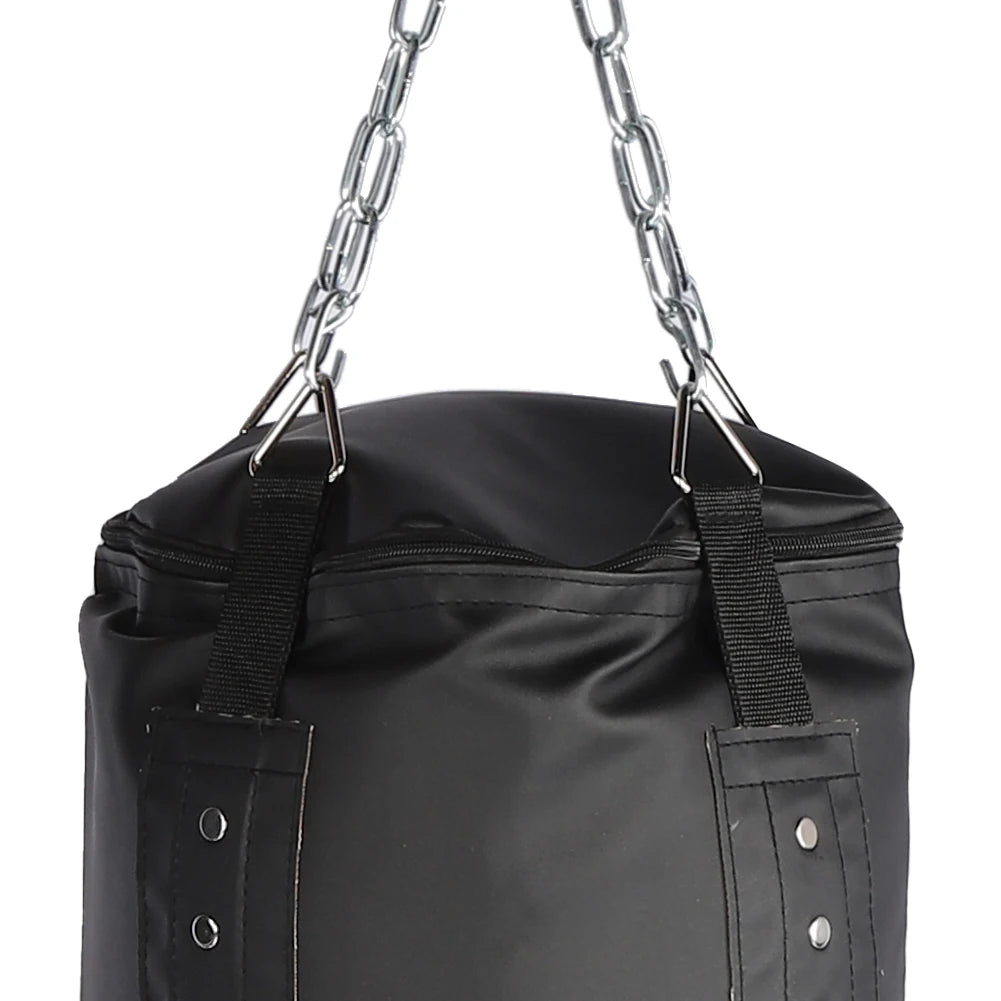 Gros plan sur la suspension du sac de frappe suspendu noir 80 cm