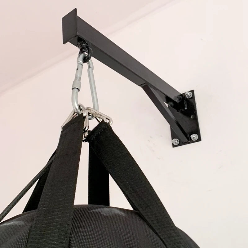 Détail du support mural avec sac de boxe noir suspendu