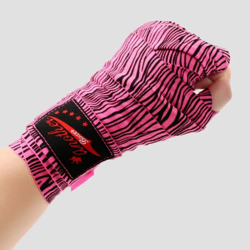 Bandage de boxe rose avec motif zébré noir, enroulé autour d'une main pour une protection optimale.
