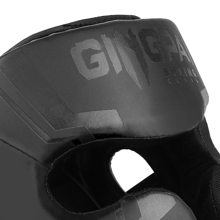 Vue rapprochée du logo GINGPAI sur le casque de boxe noir