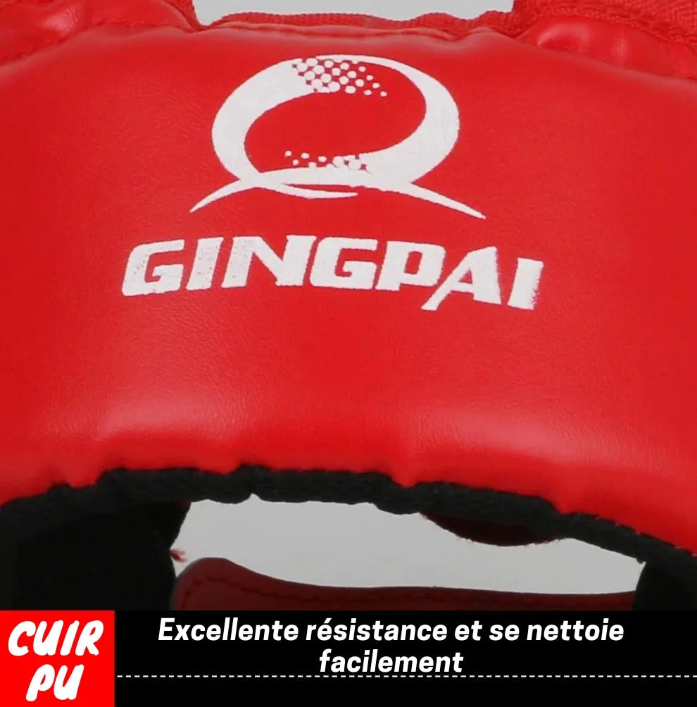 Casque de boxe GINGPAI rouge en cuir PU avec logo en gros plan.