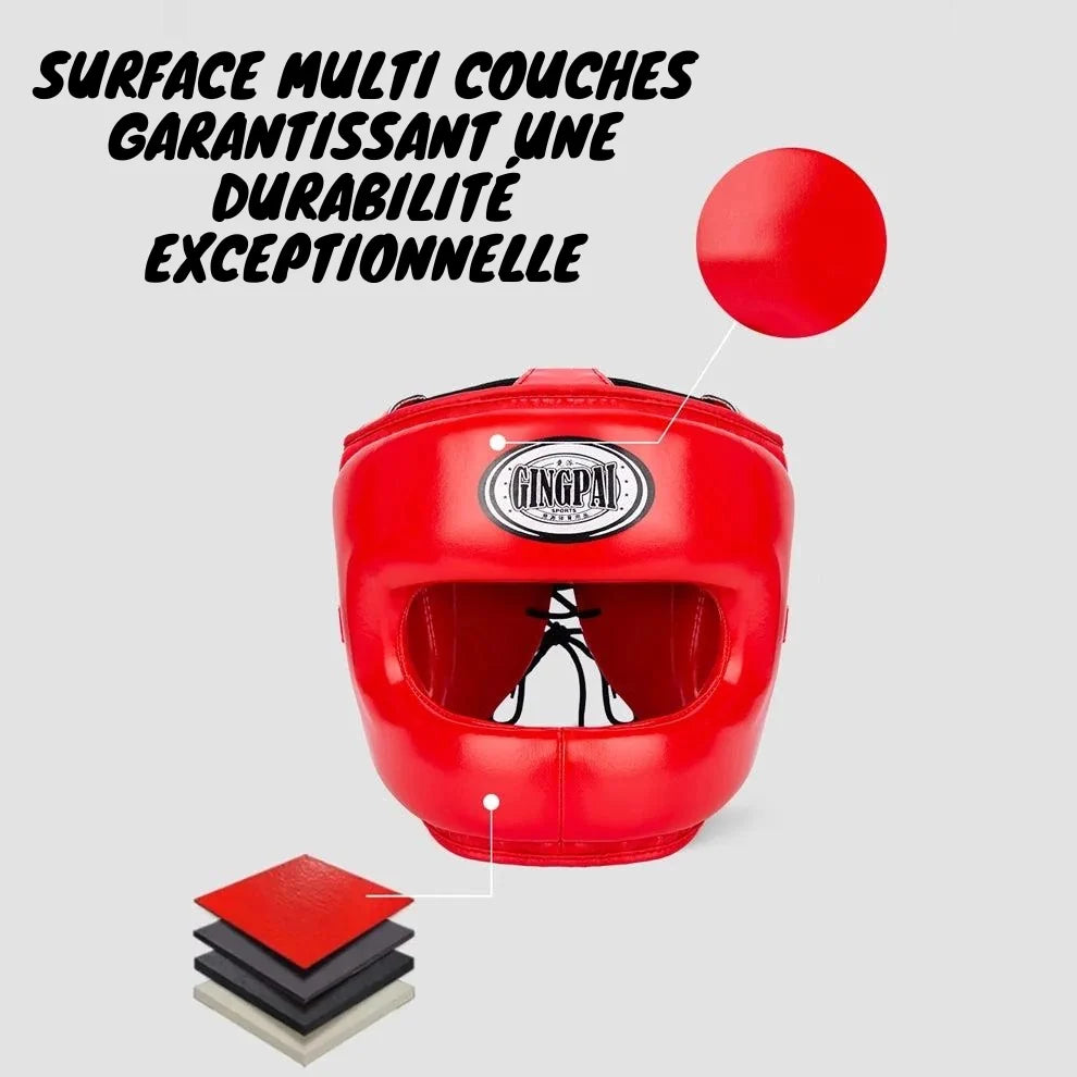 Vue avant d'un casque de boxe rouge avec une surface multi-couches pour une durabilité exceptionnelle.